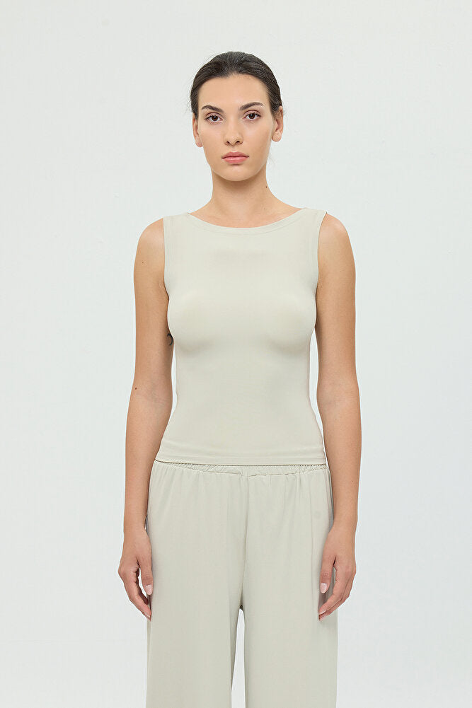 Soft Touch Kayık Yaka Kolsuz Bluz Bej