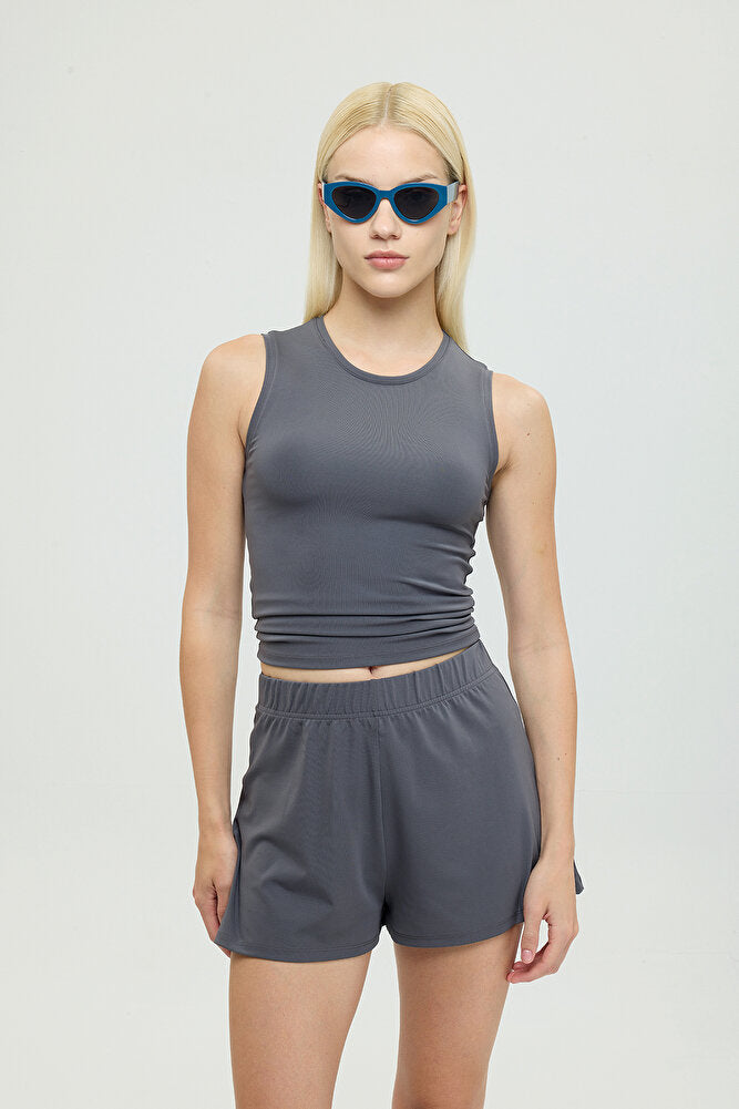 Soft Touch Yuvarlak Yaka Kolsuz Bluz Füme