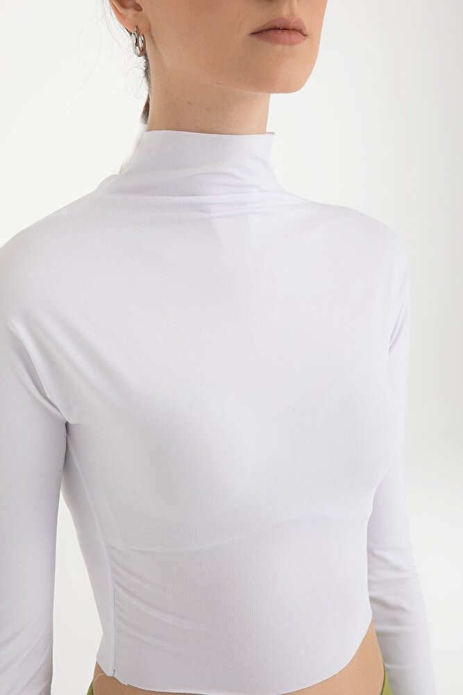Soft Touch Yarım Boğazlı Kısa Bluz Beyaz