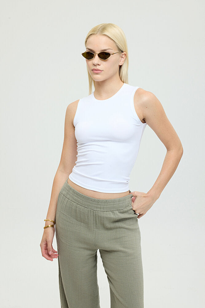 Soft Touch Yuvarlak Yaka Kolsuz Bluz Beyaz