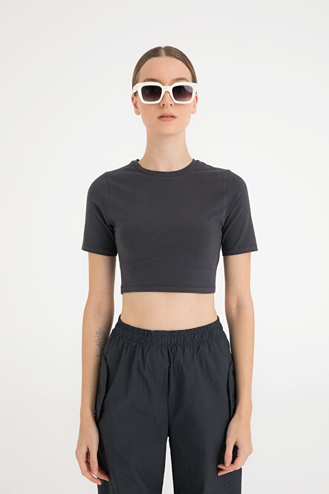 Cotton Yuvarlak Yaka Kısa Kol Crop Top Füme