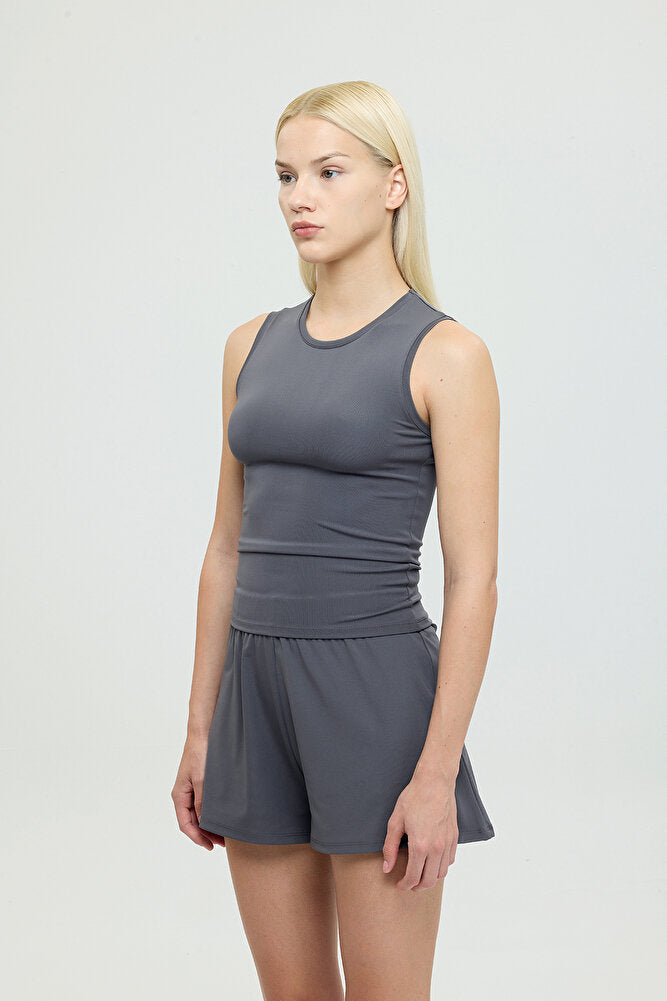 Soft Touch Yuvarlak Yaka Kolsuz Bluz Füme