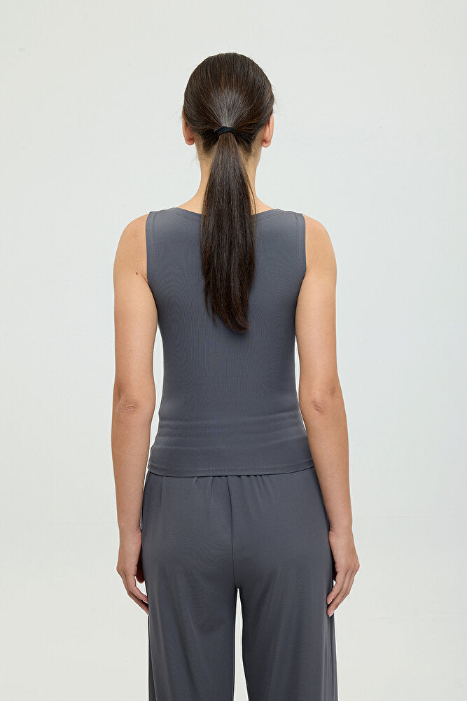 Soft Touch Kayık Yaka Kolsuz Bluz Füme