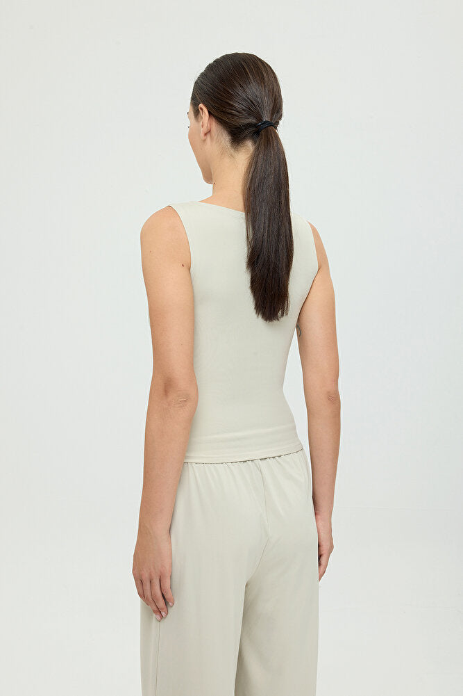 Soft Touch Kayık Yaka Kolsuz Bluz Bej