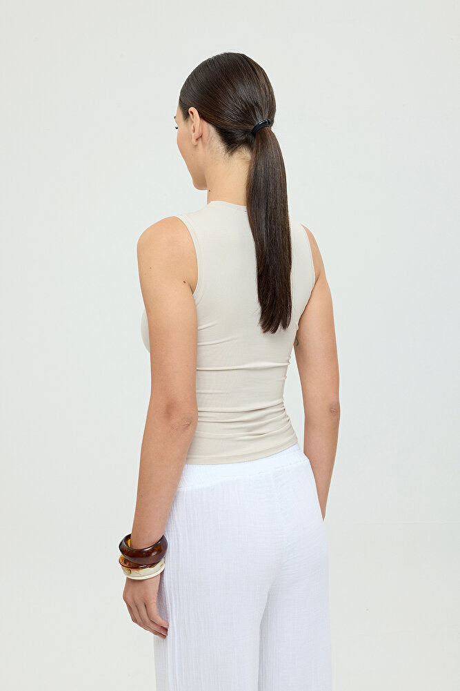 Ultra Soft Yuvarlak Yaka Kolsuz Bluz Bej