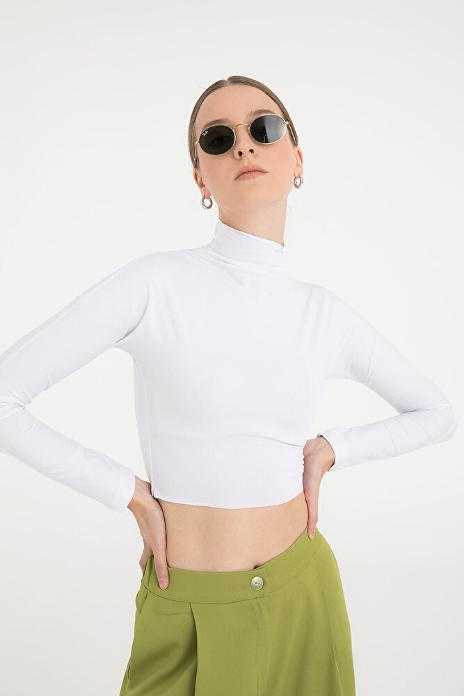 Soft Touch Yarım Boğazlı Kısa Bluz Beyaz