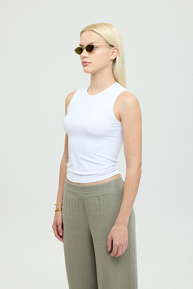 Soft Touch Yuvarlak Yaka Kolsuz Bluz Beyaz