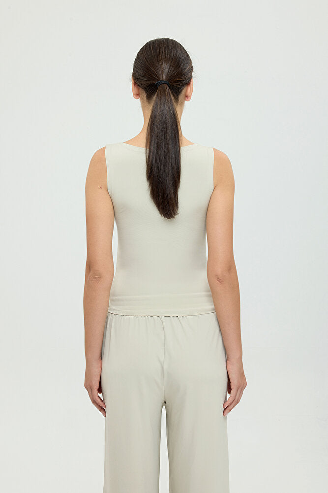 Soft Touch Kayık Yaka Kolsuz Bluz Bej