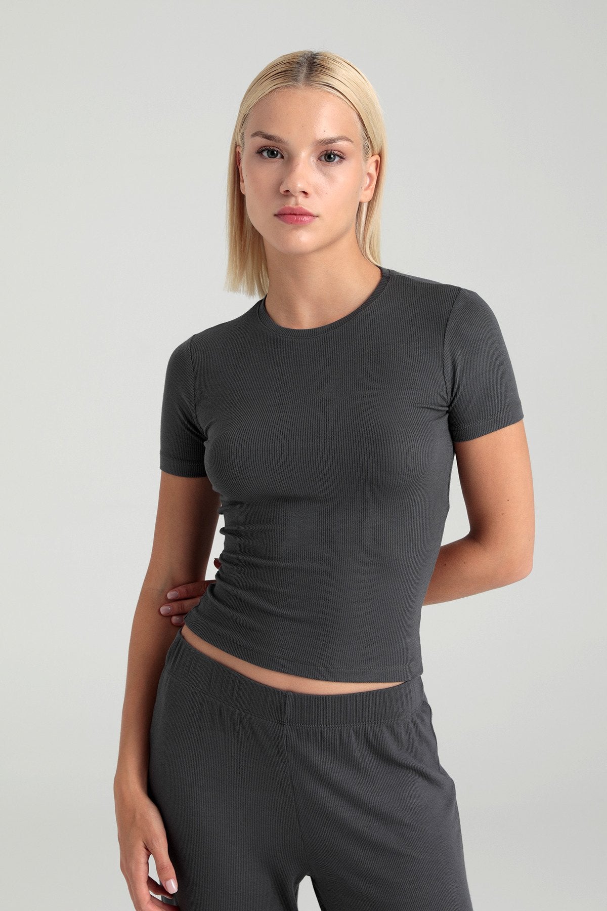 Soft Rib Yuvarlak Yaka Kısa Kol Bluz Füme