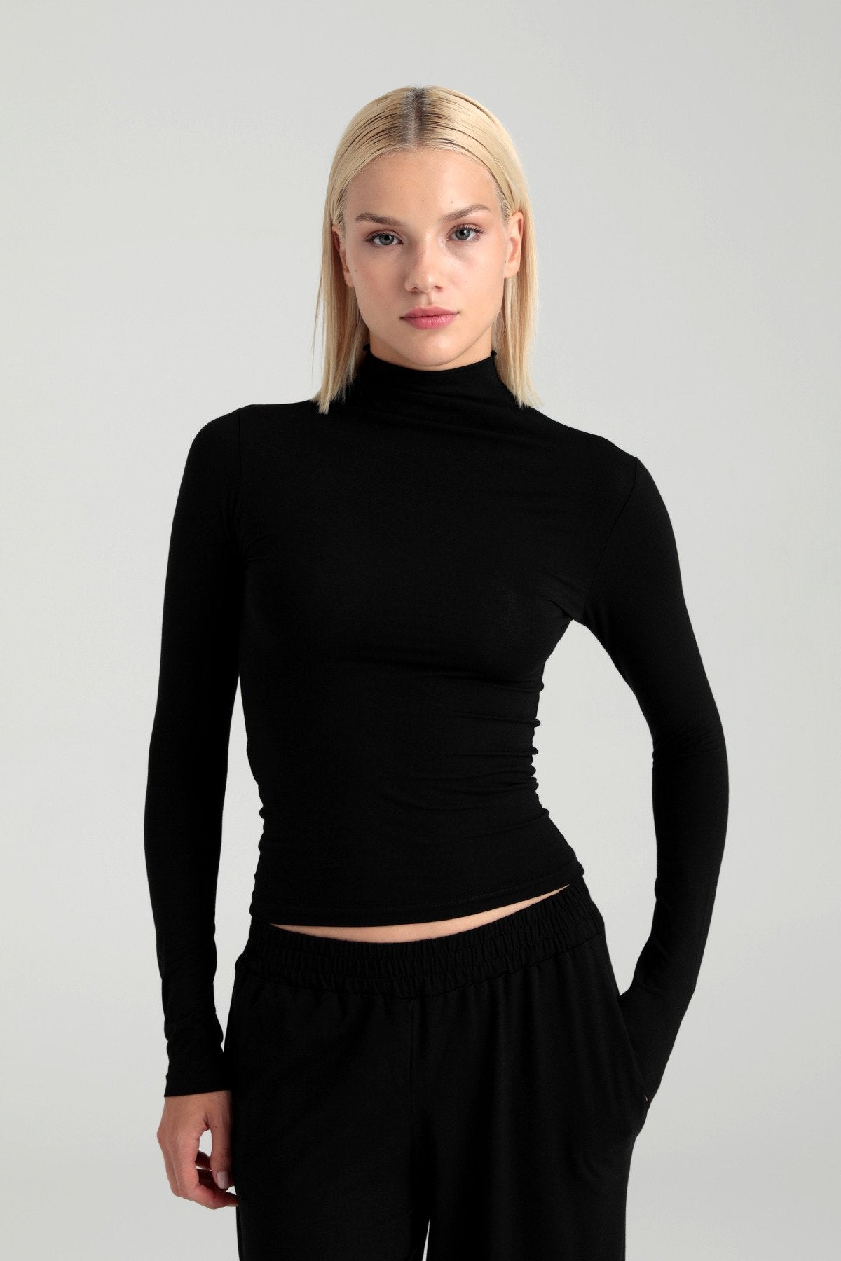 Ultra Soft Yarım Balıkçı Yaka Bluz Siyah